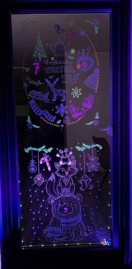 Weihnachtlich bemaltes Adventsfenster in Modau bei Nacht